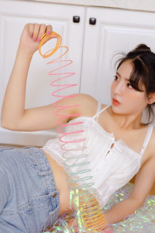 两个女孩子开车细写